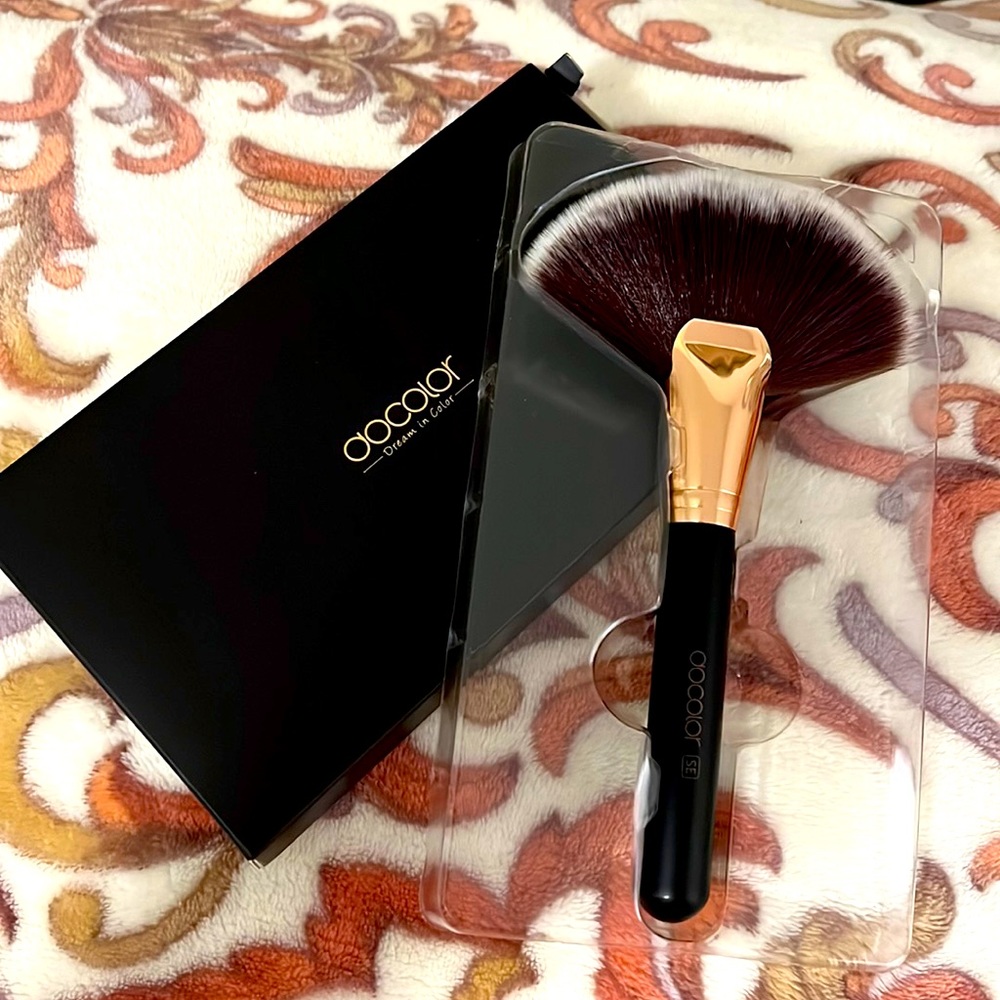 DOCOLOR FAN MAKEUP BRUSH